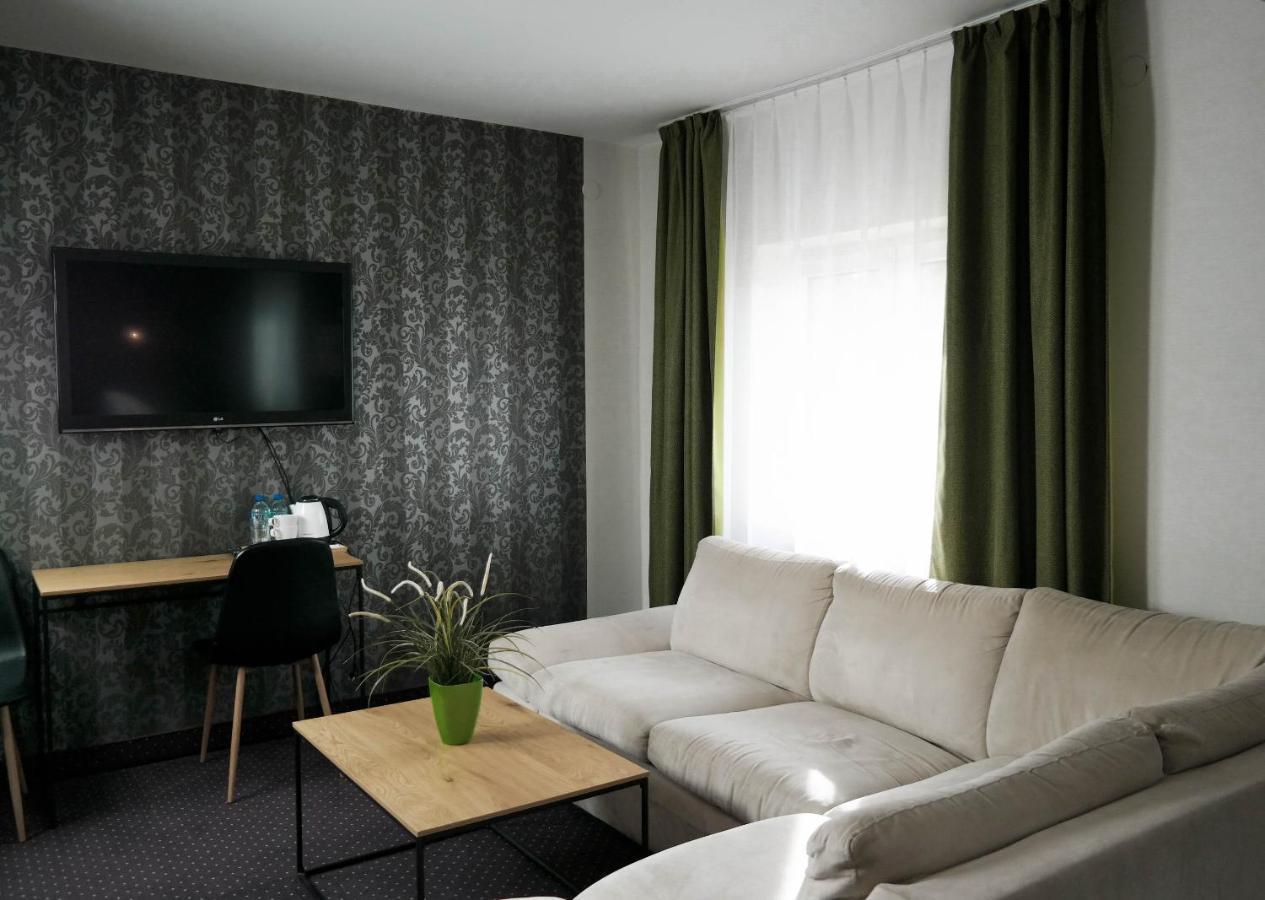 Hotel George Nadarzyn Buitenkant foto