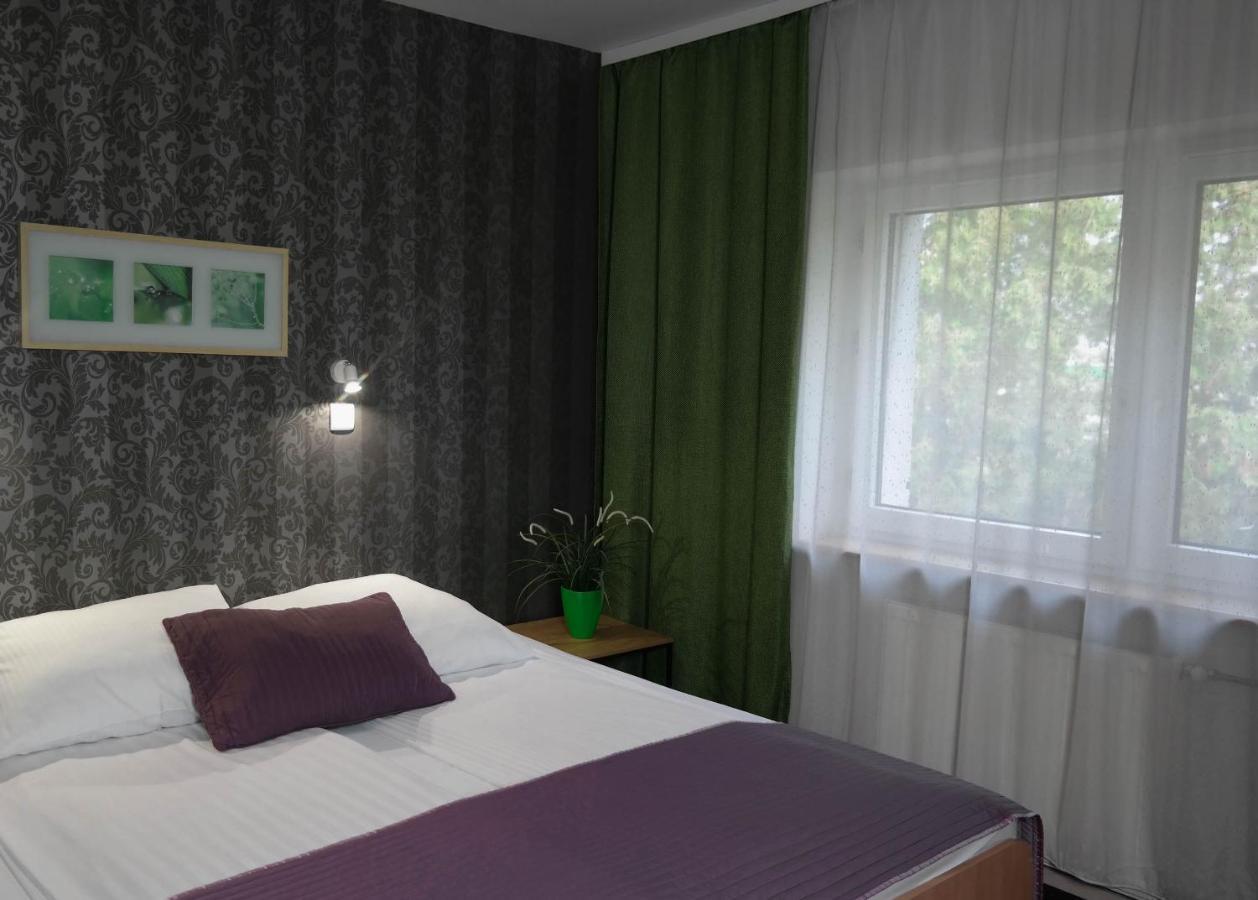 Hotel George Nadarzyn Buitenkant foto