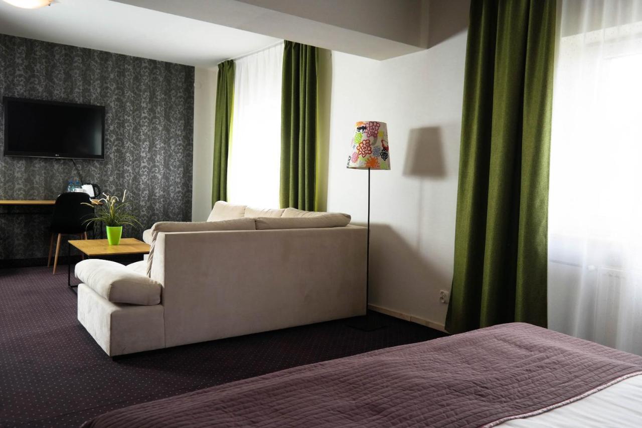 Hotel George Nadarzyn Buitenkant foto