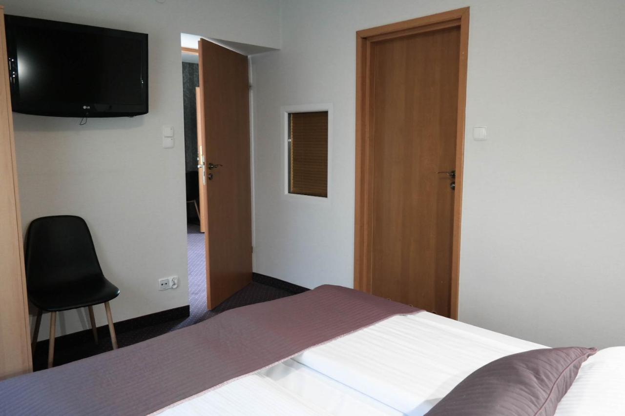 Hotel George Nadarzyn Buitenkant foto
