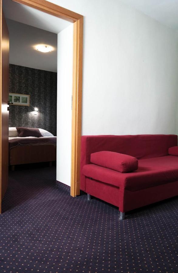 Hotel George Nadarzyn Buitenkant foto