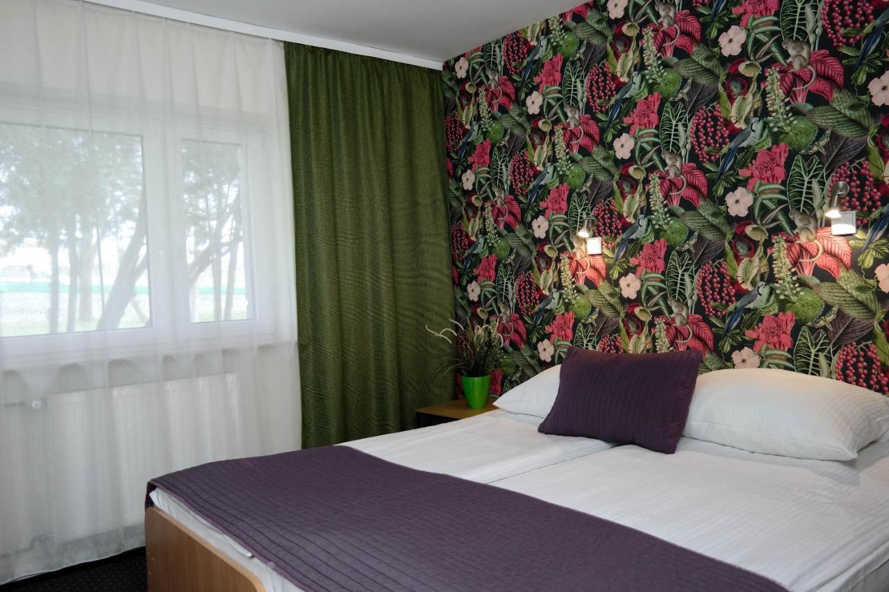 Hotel George Nadarzyn Buitenkant foto