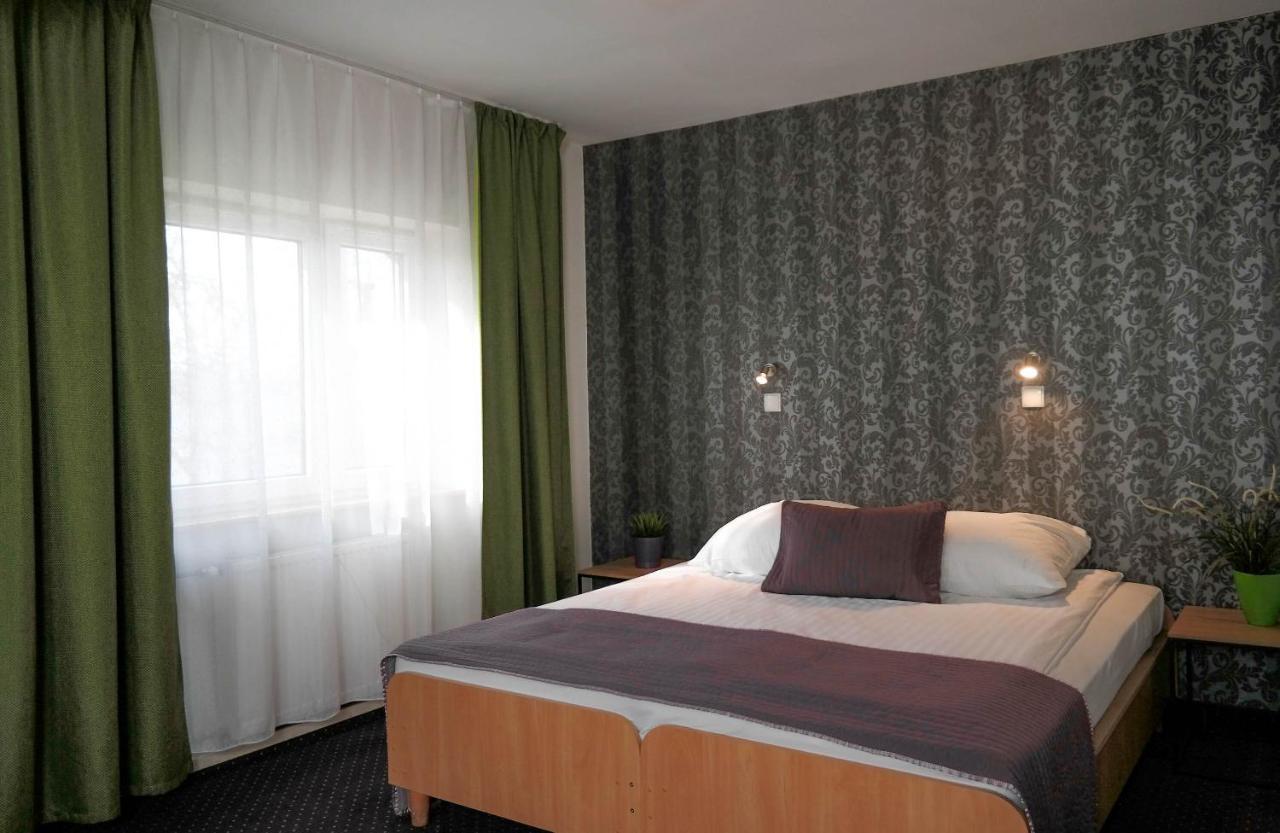 Hotel George Nadarzyn Buitenkant foto